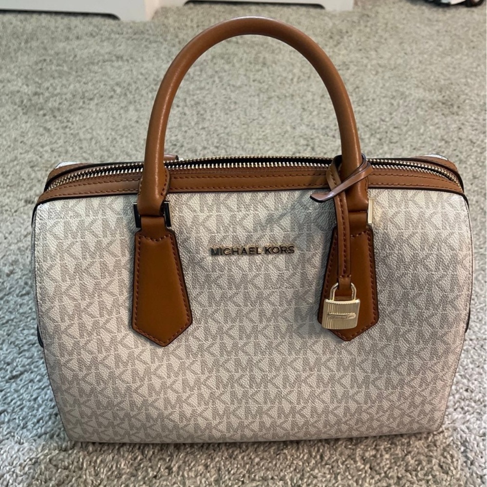 Michael Kors Hayes LG Duffle (Vanilla/Acorn)
